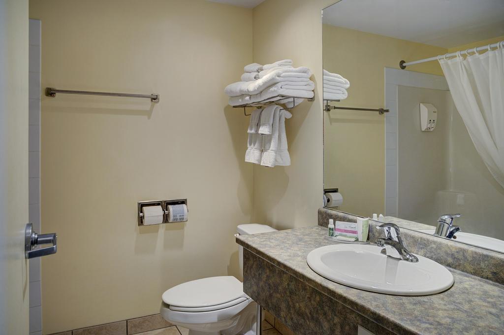 Lakeview Inns & Suites - Okotoks Номер фото